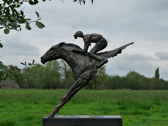 Numero uno-nummer 1 is een bronzen beeld van een jockey te paard | bronzen beelden en tuinbeelden, figurative bronze sculptures van Jeanette Jansen |